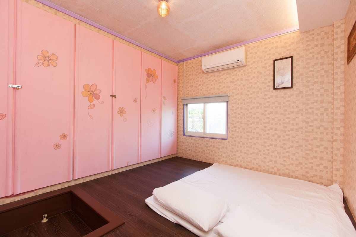 Junior Room, 1 Queen Bed, Shared Bathroom | 1 bedroom, soundproofing, free WiFi, bed sheets