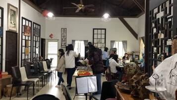 Desayuno de cocina local incluido todos los días