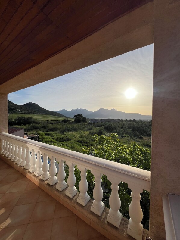 Property grounds - Comfortable semi-detached villa 80m2 on the calenzana road, 5 km from the sea. (Calenzana)