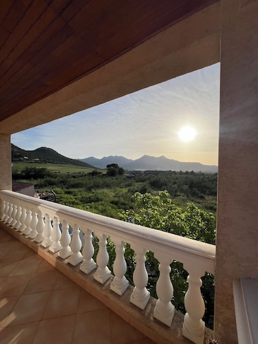 Comfortable semi-detached villa 80m2 on the calenzana road, 5 km from the sea.