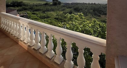 Comfortable semi-detached villa 80m2 on the calenzana road, 5 km from the sea.