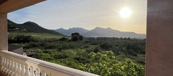 Comfortable semi-detached villa 80m2 on the calenzana road, 5 km from the sea.