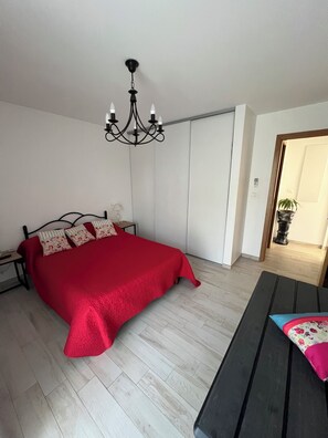 2 habitaciones, tabla de planchar con plancha, wifi y ropa de cama