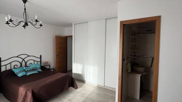 2 室のベッドルーム、アイロン / アイロン台、WiFi、ベッドシーツ