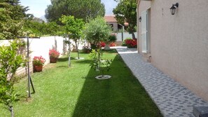 Property grounds - Comfortable semi-detached villa 80m2 on the calenzana road, 5 km from the sea. (Calenzana)