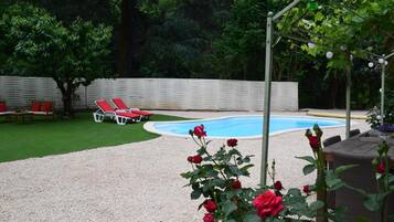 Alberca al aire libre por temporada y sombrillas en la alberca