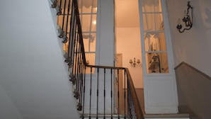 A staircase with ornate balusters leading to a door with glass panels. - Maison des Ingénieurs (Molieres-sur-Ceze)