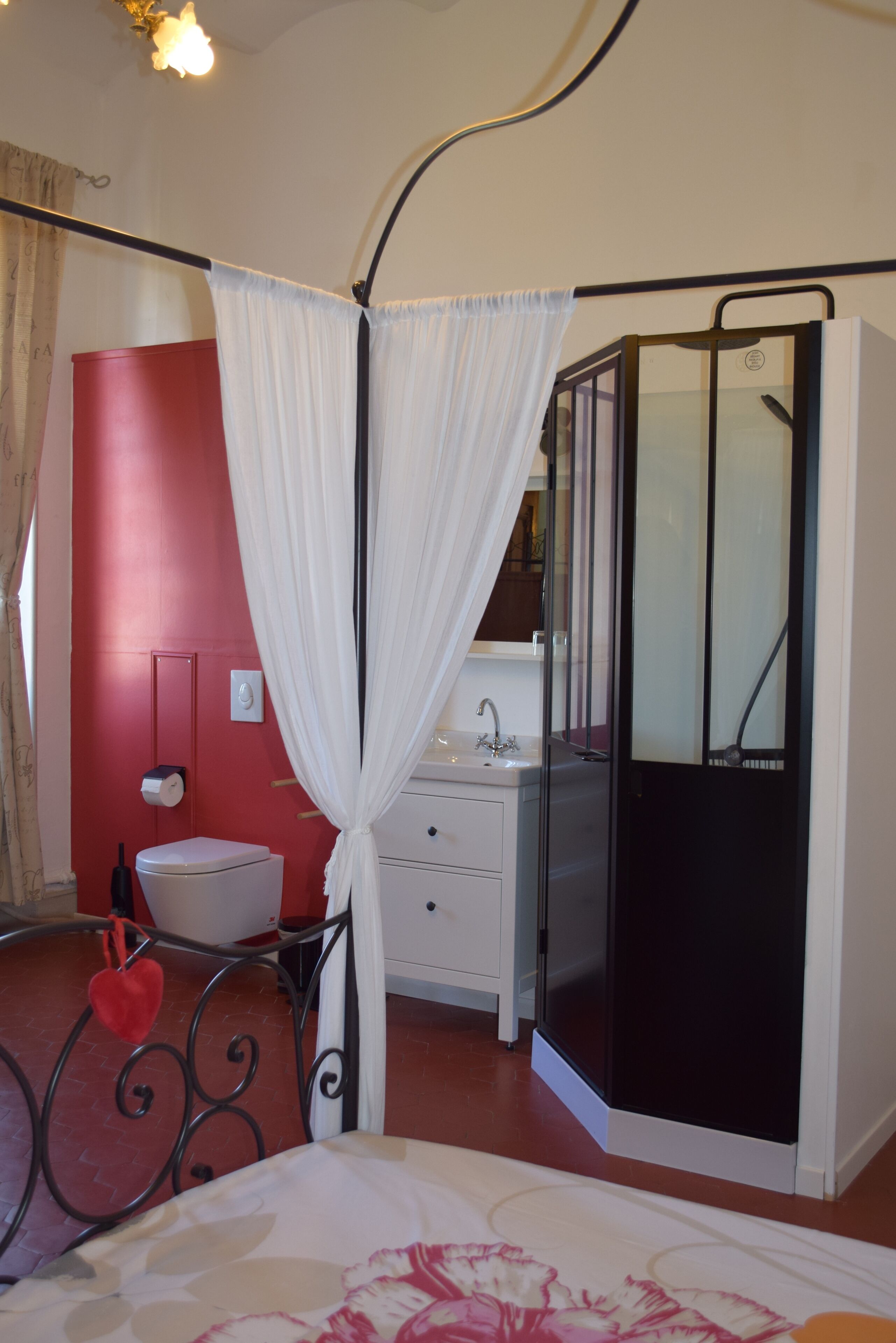 Un baño con inodoro blanco, lavamanos y cabina de ducha.