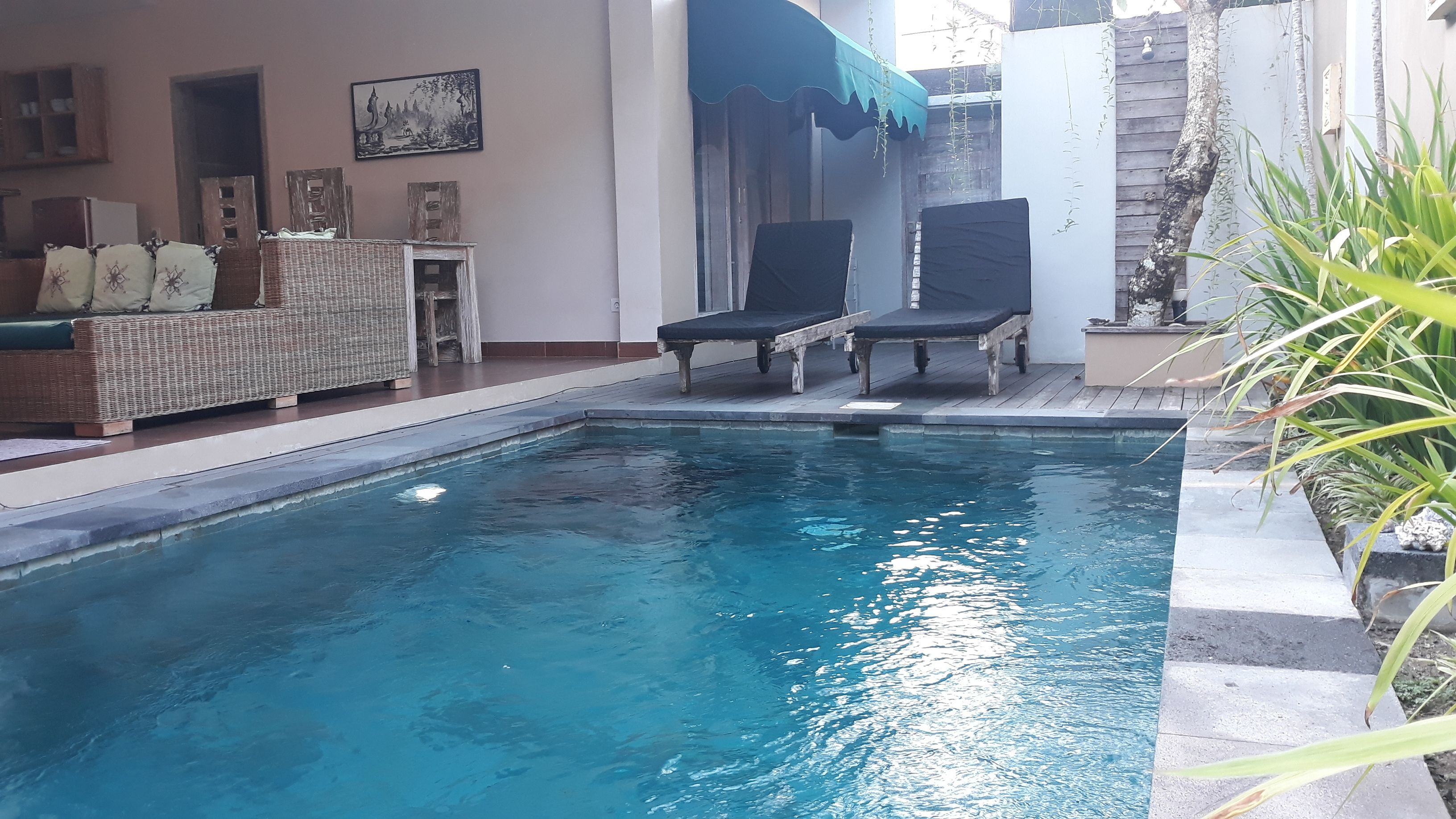Una piscina al aire libre