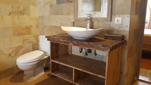 Villa de luna de miel, 2 habitaciones | Baño | Amenidades de baño gratuitas y toallas 