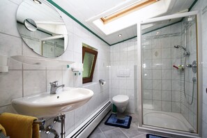 Shower, hair dryer, towels - Alm1 apartment 47sqm, balcony, 2 bedrooms, living room, WLAN, max 4 pers. (Ruhpolding)