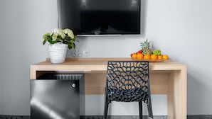 低刺激性寝具、ミニバー、セーフティボックス (室内)、デスク