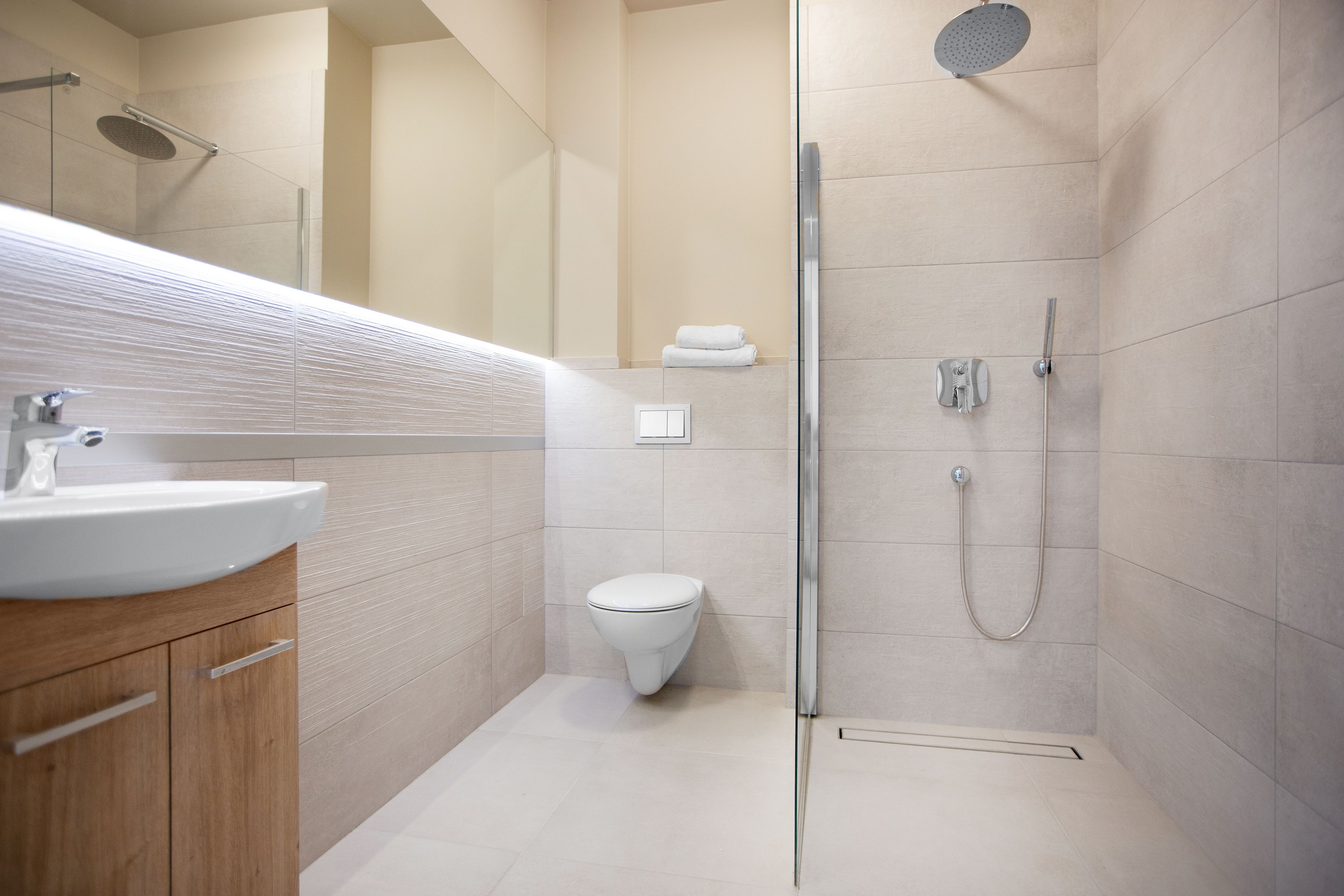 Douche, articles de toilette gratuits, sèche-cheveux