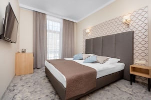 Standard Double Room | Hypo-allergenic bedding, minibar, in-room safe, desk
