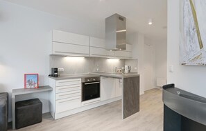 Kühlschrank, Mikrowelle, Herdplatte, Geschirrspüler