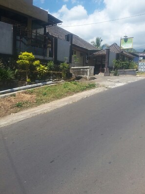 A street with a building that has a tiled roof and a signboard. - Restu By View Hotel (Bayan)