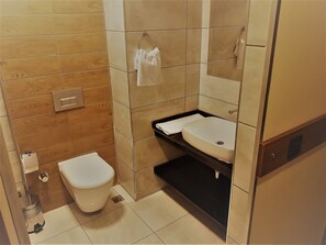 Standard Room | Bathroom
