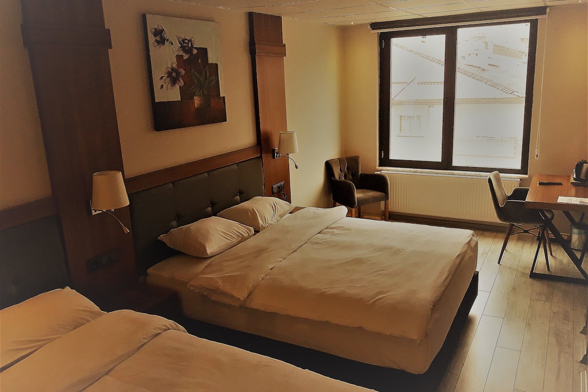Suite | Een bureau, verduisterende gordijnen, gratis wifi, beddengoed
