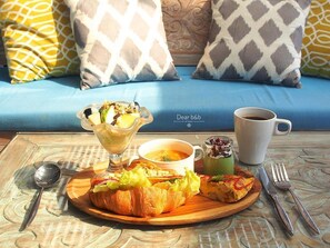 Free daily cooked-to-order breakfast