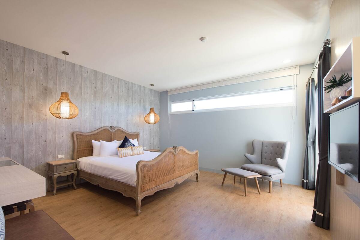 Desk, rollaway beds, free WiFi