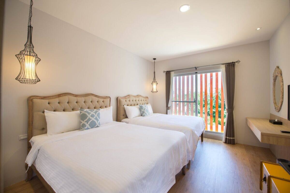 Desk, rollaway beds, free WiFi