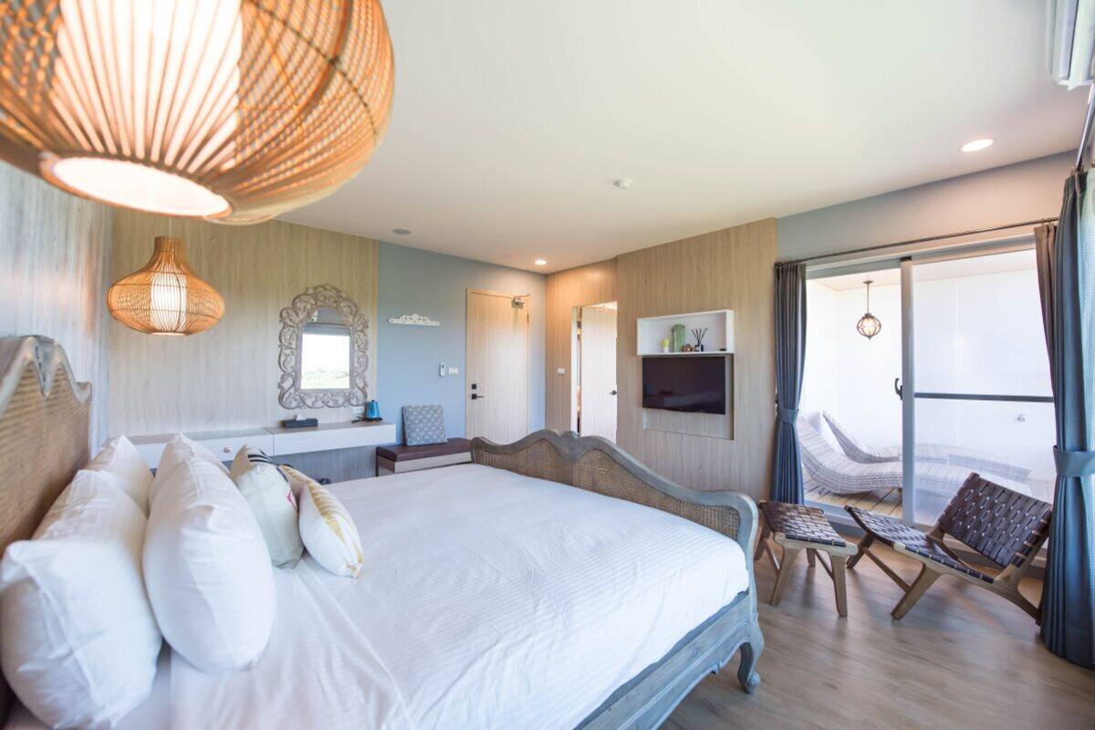 Desk, rollaway beds, free WiFi