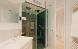 Douche, douche à « effet pluie », chauffage par le sol (salle de bains)