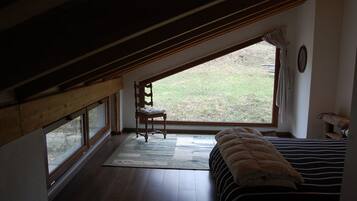 Design-Vierbettzimmer, 1 Schlafzimmer, Talblick, zum Garten hin (DEPENDANCE) | Blick auf den Garten