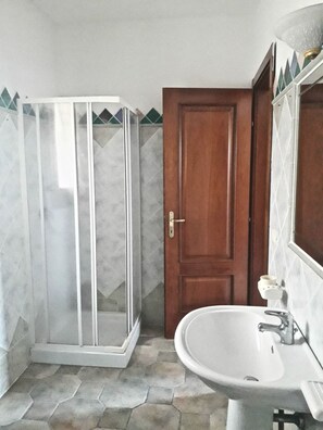 Apartment, 2 Bedrooms | Bathroom - La Maddalena 2 - Tra Centro e Caprera (La Maddalena)