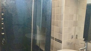 Apartament, 1 dormitori | Bany | Dutxa i capçal de dutxa tipus cascada 