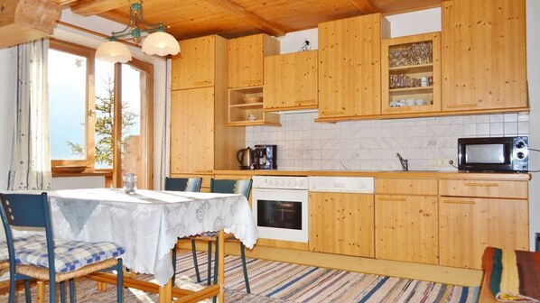 ثلاجة، ميكروويف، فرن، غسالة أطباق