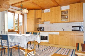 Réfrigérateur, four à micro-ondes, un four, lave-vaisselle