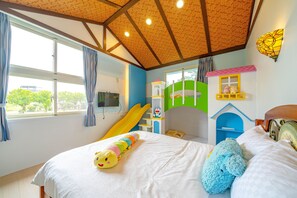 Escritorio, cortinas blackout y sistema de insonorización 