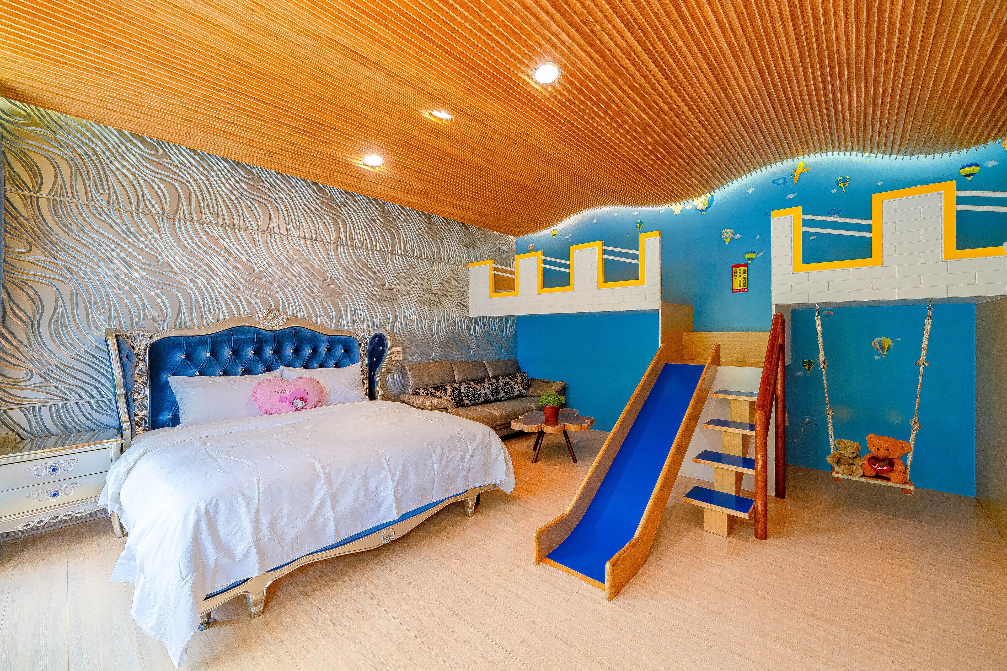 Une chambre à coucher avec un lit, une commode, une table de chevet, un bureau, une chaise, une commode, un bureau, une chaise, une commode, un bureau, une chaise, une commode, un bureau, une chaise, une commode, un bureau, une chaise, une commode, un bureau, une chaise, une commode, un bureau, une chaise, une commode, un bureau, une chaise, une commode, un bureau, une chaise, une commode, un bureau, une chaise, une commode, un bureau, une chaise, une commode, un bureau, une chaise, une commode, un bureau, une chaise, une commode, un bureau, une chaise, une commode, un bureau, une chaise, une commode, un bureau, une chaise, une commode, un bureau, une chaise, une commode, un bureau, une chaise, une commode, un bureau, une