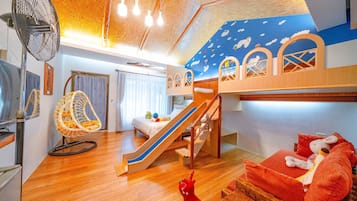 Deluxe-Vierbettzimmer | Schreibtisch, Verdunkelungsvorhänge, schallisolierte Zimmer