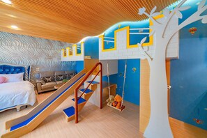 Deluxe Quadruple Room | Desk, blackout curtains, soundproofing, rollaway beds - Rainbow Garden B&B (Dongshan)