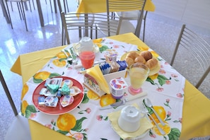 Free daily continental breakfast