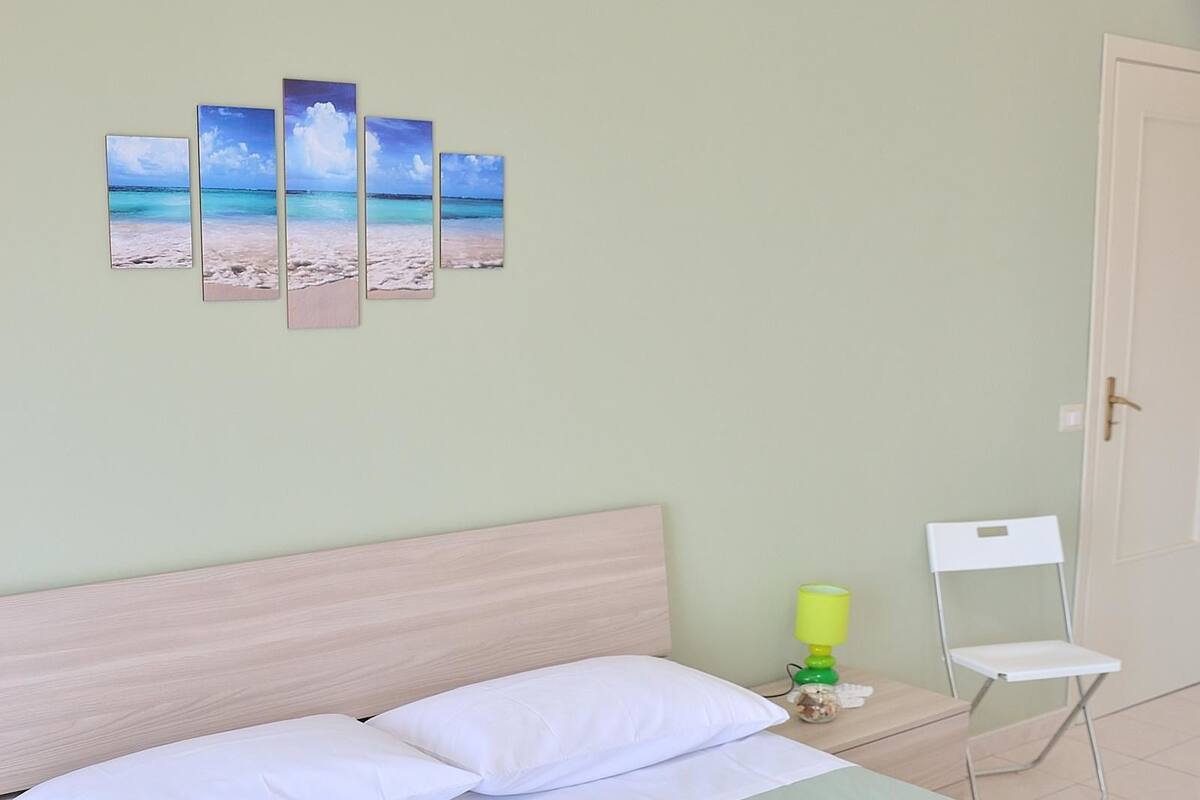 Free cots/infant beds, free WiFi