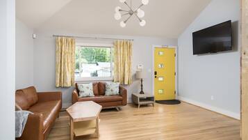 Smart TV, lareira, livros