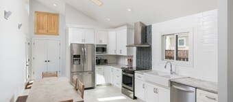 Family Home in CHATTANOOGA! 3 miles to ROCK CITY! Private BACKYARD + BIKE PATH