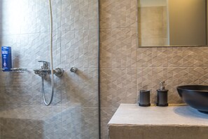 Deluxe appartement, 4 slaapkamers, terras, uitzicht op stad | Badkamer | Een douche, gratis toiletartikelen, een haardroger, handdoeken