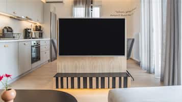 Apartamento Deluxe, 4 habitaciones, terraza, vistas a la ciudad | Zona de estar | Una televisión de pantalla plana, Netflix