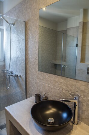 Deluxe Apartment, 4 Bedrooms, Terrace, City View | Bathroom | Shower, free toiletries, hair dryer, towels