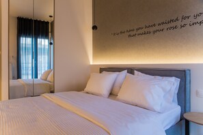 Deluxe appartement, 4 slaapkamers, terras, uitzicht op stad | 4 slaapkamers, hypoallergeen beddengoed, een kluis op de kamer