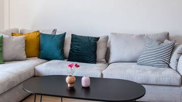 Deluxe Apartment, 4 Bedrooms, Terrace, City View | Living room | Flat-screen TV, Netflix