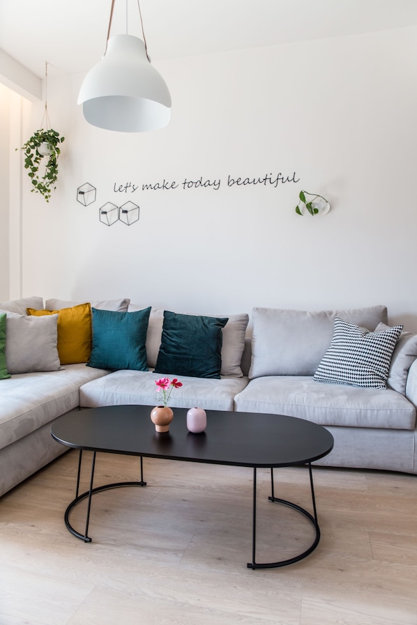 Deluxe Apartment, 4 Bedrooms, Terrace, City View | Living room | Flat-screen TV, Netflix