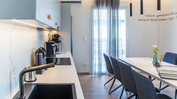 Apartemen Deluks, 4 kamar tidur, teras, pemandangan kota | Dapur pribadi | Lemari es besar, microwave, oven, dan kompor
