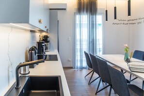 Deluxe appartement, 4 slaapkamers, terras, uitzicht op stad | Privékeuken | Een koelkast/vriezer, een magnetron, een oven, een kookplaat