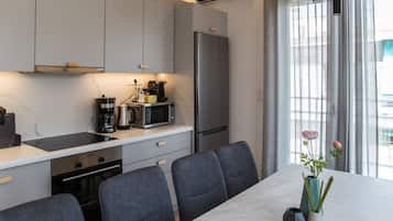 Apartemen Deluks, 4 kamar tidur, teras, pemandangan kota | Dapur pribadi | Lemari es besar, microwave, oven, dan kompor