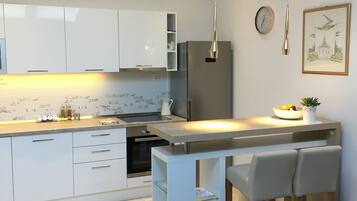 Apartment, Sea View (AP 4) | 1 bedroom, desk, iron/ironing board, free cribs/infant beds